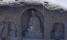 长江重庆段水位下降露出历史石佛 众多游客隔岸祈福 !