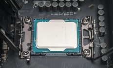 美国正式允许英伟达向华出货AI芯片:让中国企业买到芯片就停止自研!