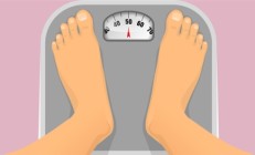 女子低血糖晕倒：姿势怪异吓坏旁人