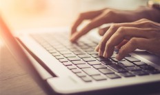 员工因反对穿超短裙被猿辅导解雇 猿辅导：当事人因工作能力不达标被辞退