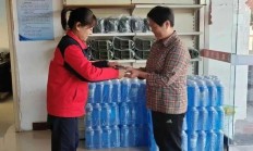 刘亚楠同志拾金不昧，值得赞赏