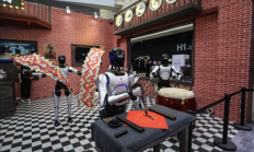 智元四大明星机器人集体亮相WAIC2025 大秀才艺 干活给力