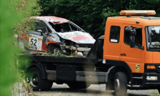 法国一赛车冲出赛道致3人死亡：女车手领航员是其母亲