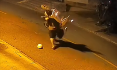 
        		男子凌晨喝醉 扛着电动车步行回家！网友：真讲究 绝不醉驾 !	