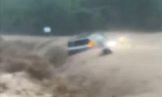 方程豹5被山洪冲进山沟 车主无伤逃生：豹5太硬了 已走全险再买一辆