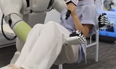 央视美女记者体验机器人公主抱 网友感慨：老有所依了