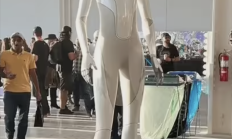 特斯拉机器人V3量产版亮相！马斯克透露：非常精致