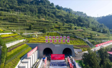 
        		全长21.17公里！渝昆高铁首座超20公里特长隧道顺利贯通 !	